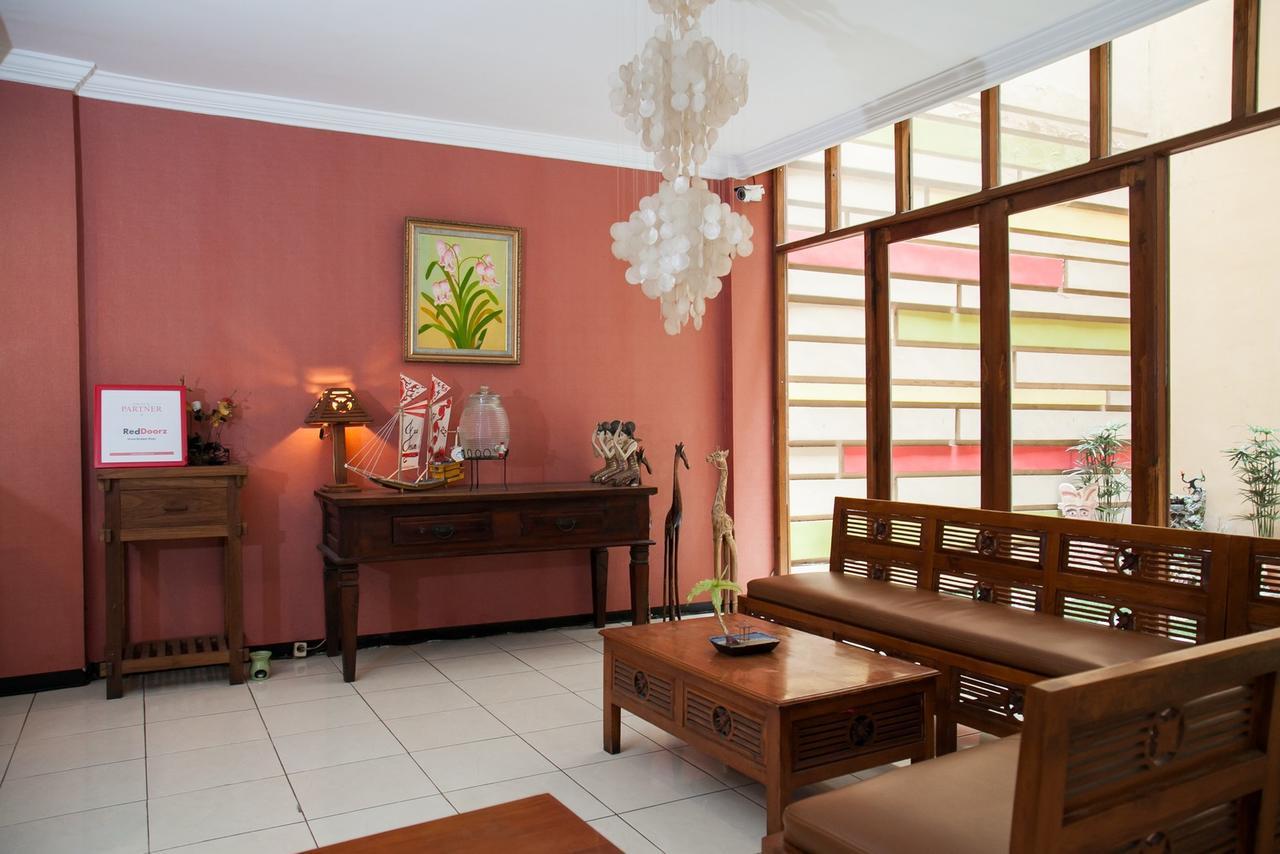 Reddoorz Near Gubeng Station Surabaya Exterior foto