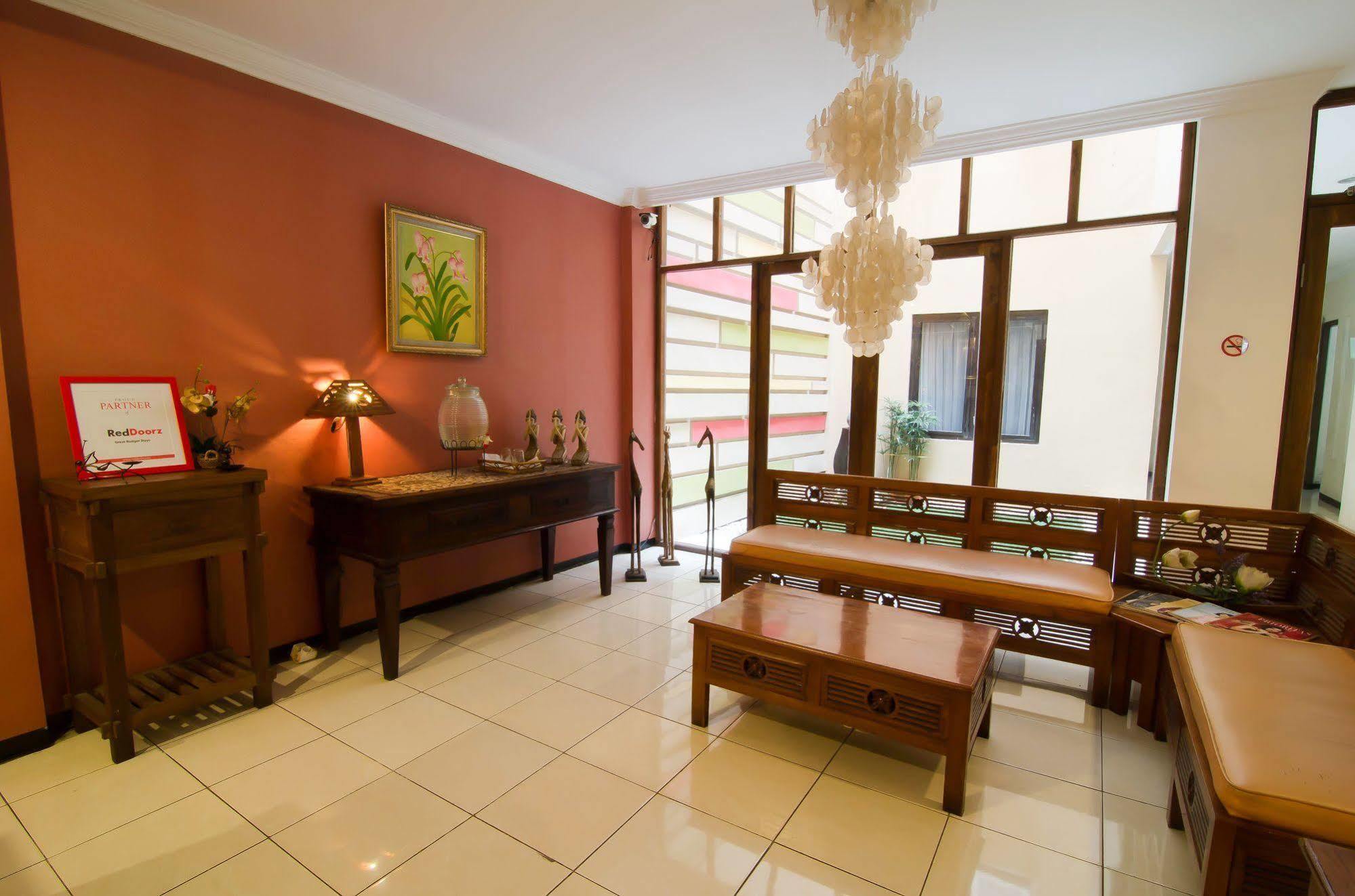Reddoorz Near Gubeng Station Surabaya Exterior foto